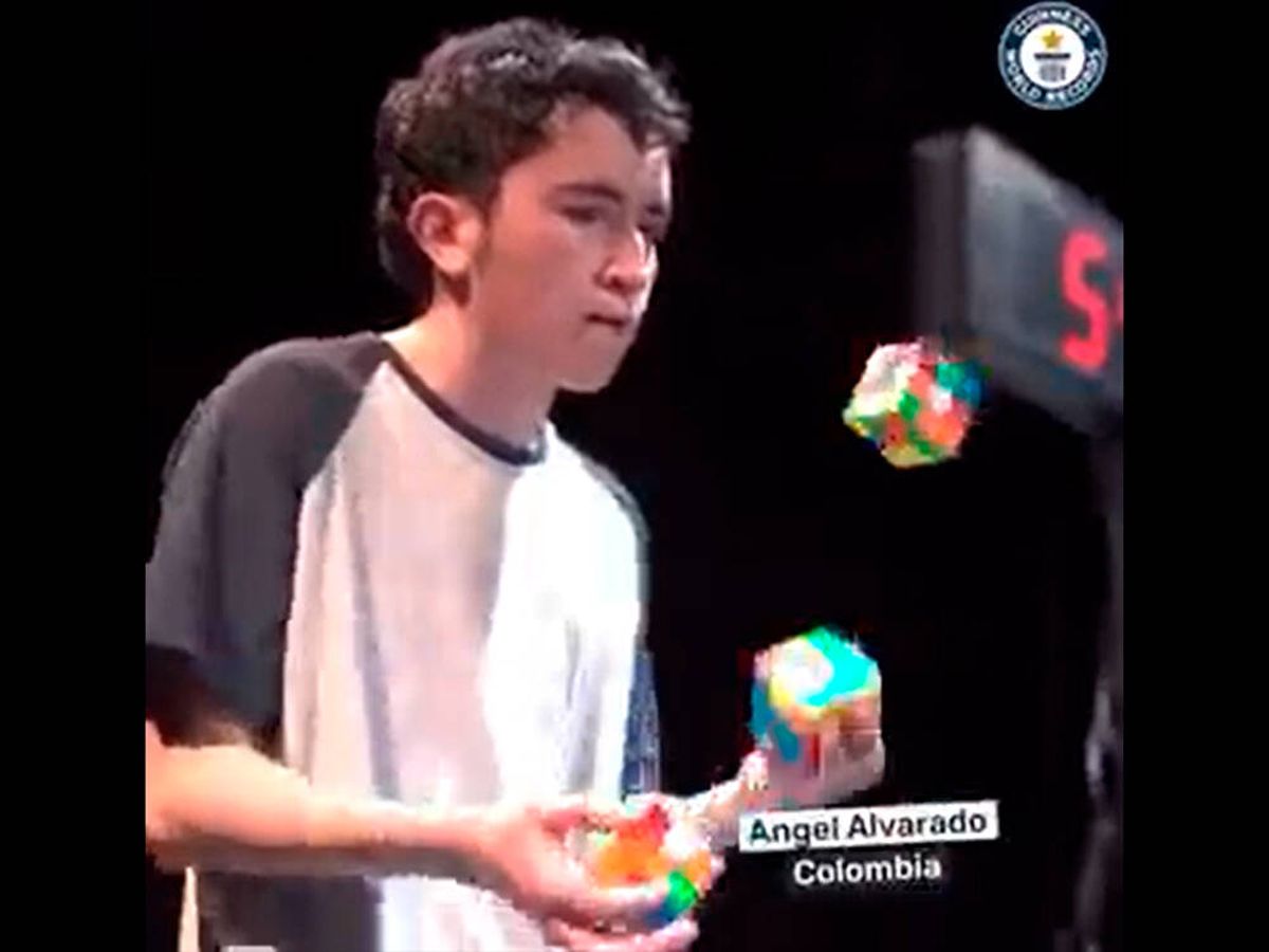 Foto: Ángel Alvarado realiza la prueba con los cubos de Rubik (Twitter/@JoePompliano)