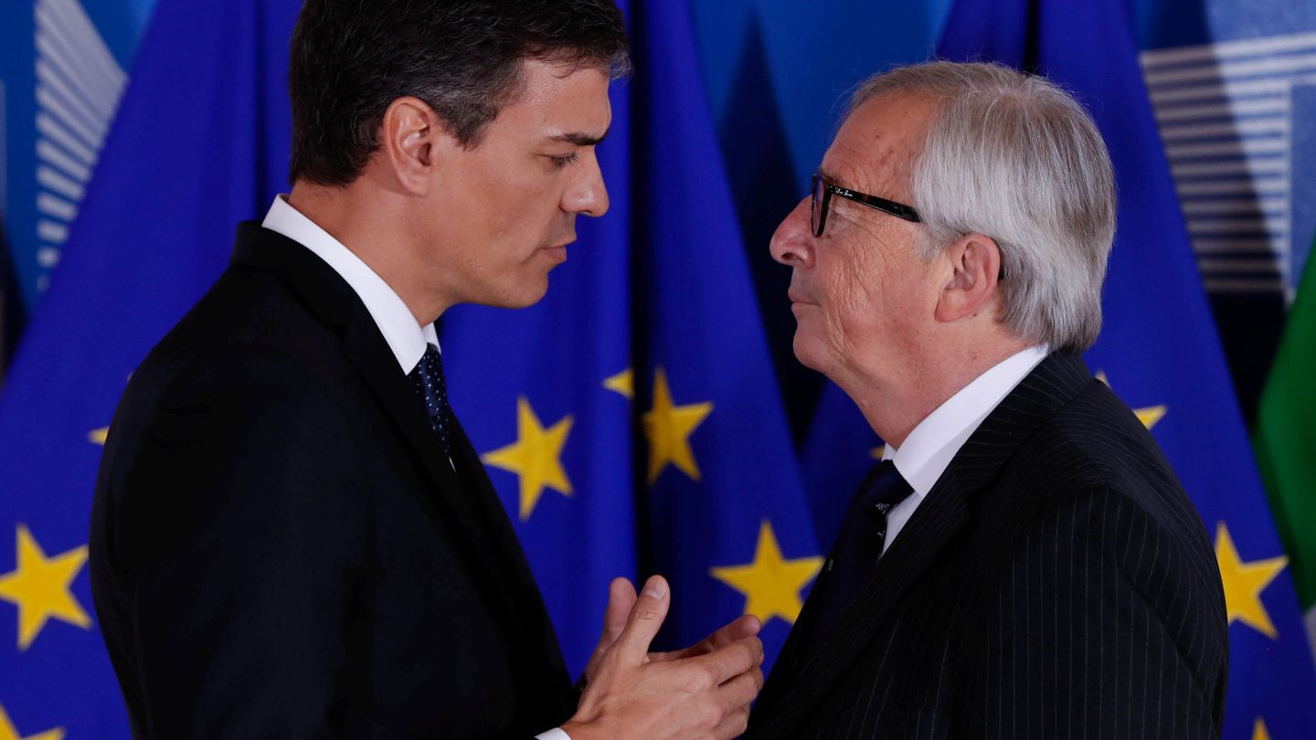 Sánchez charla con Juncker. (Reuters)