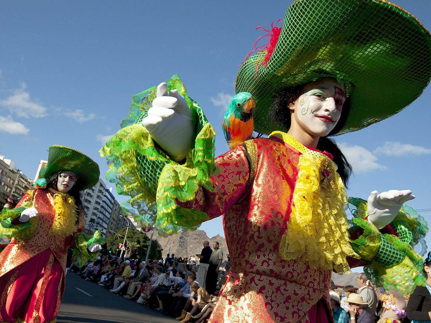 Componentes de la murga infantil en el Coso del Carnaval de Tenerife de 2012. (Efe)
