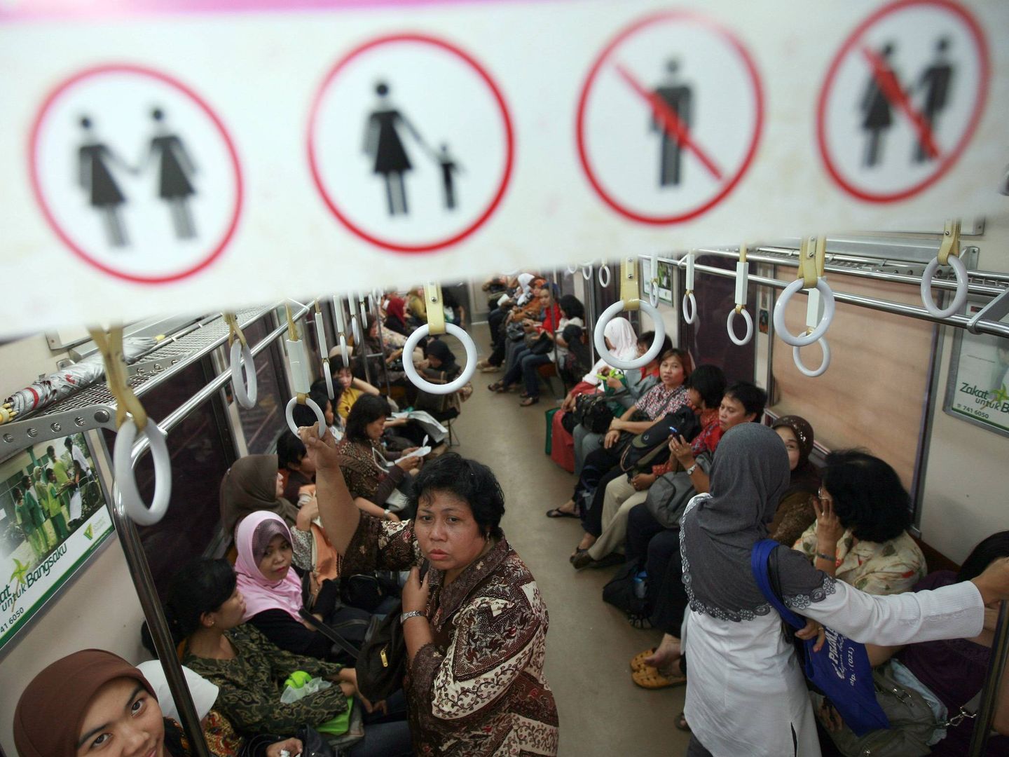 Varios países han añadido a sus trenes vagones exclusivos para mujeres. (EFE)