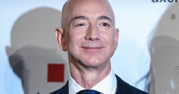 Foto: Jeff Bezos recibe el premio Axel Springer. (EFE)