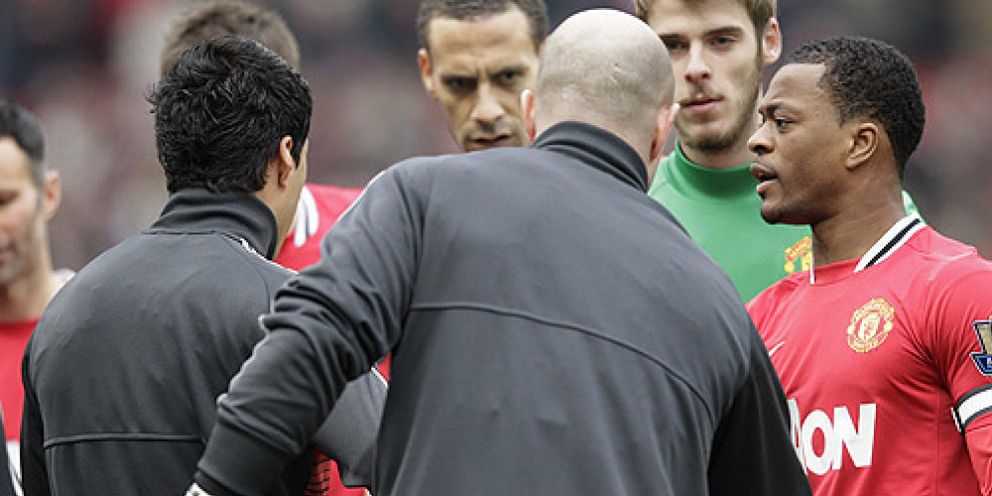 Foto: Suárez reduce el Manchester-Liverpool a un mal gesto y reaviva la rivalidad entre los equipos