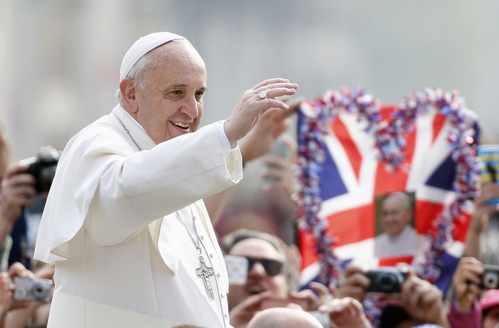 El Papa Francisco saluda a fieles en la Plaza de San Pedro, el Vaticano (Reuters).
