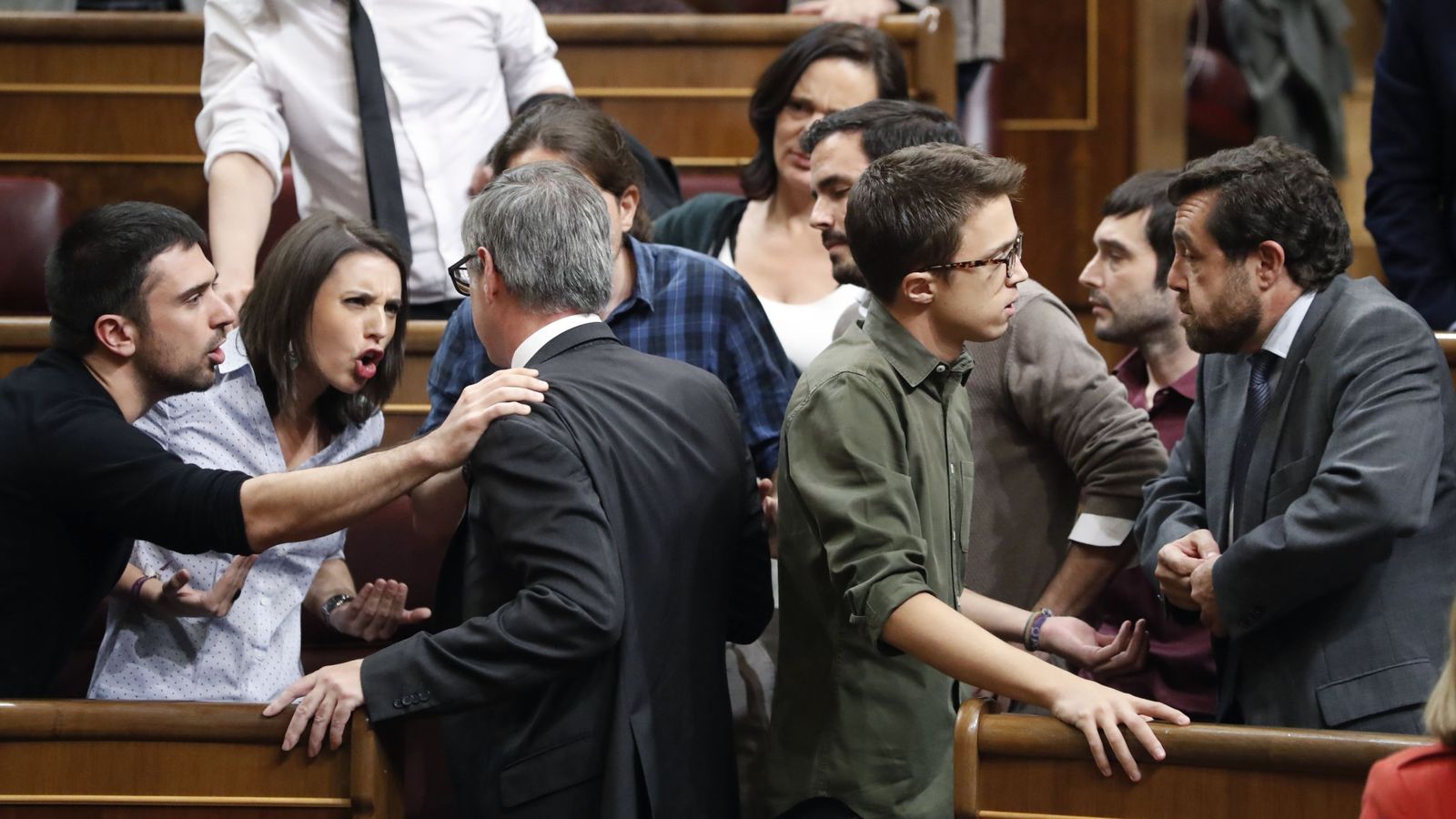 Foto: El diputado de Ciudadanos, José Manuel Villegas (c) discute con los miembros de Podemos Ramón Espinar (i), Irene Montero (2i) y Pablo Iglesias (c-atrás) durante el debate de investidura en el Congreso. (EFE)