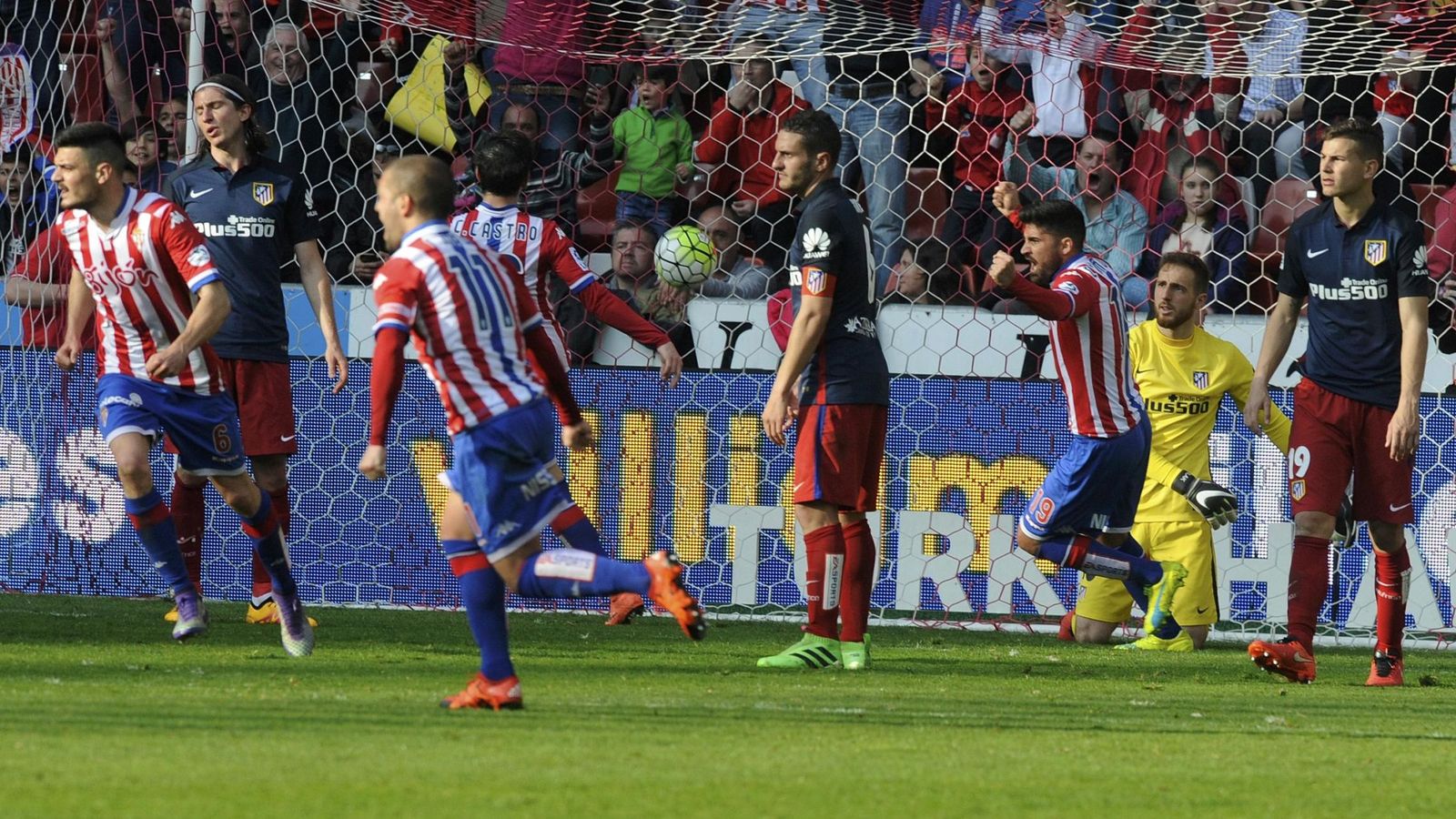 Foto: Los jugadores del Sporting de Gijón celebran un gol ante el Atlético de Madrid el pasado sábado (Reuters)