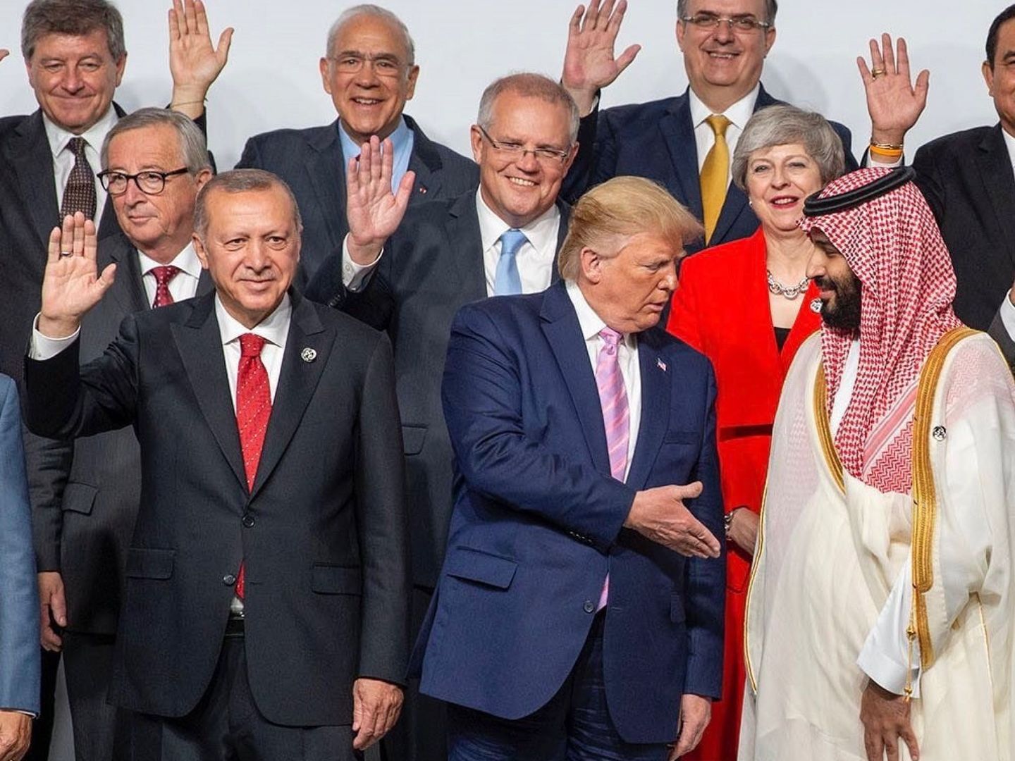 Trump saluda Mohamed bin Salman en la cumbre del G20. (EFE)