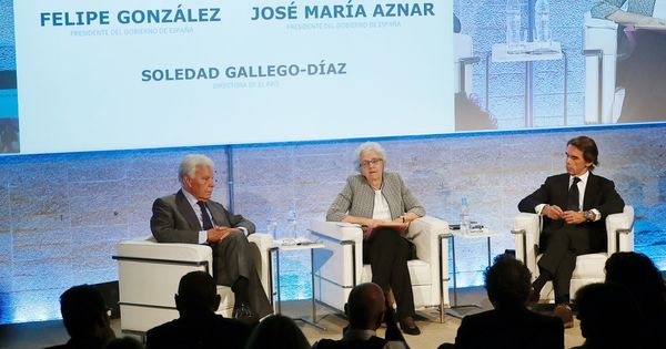 Foto: Los expresidentes del Gobierno Felipe González (i) y José María Aznar, junto a la presidenta de 'El País', Soledad Gallego-Díaz. (EFE)