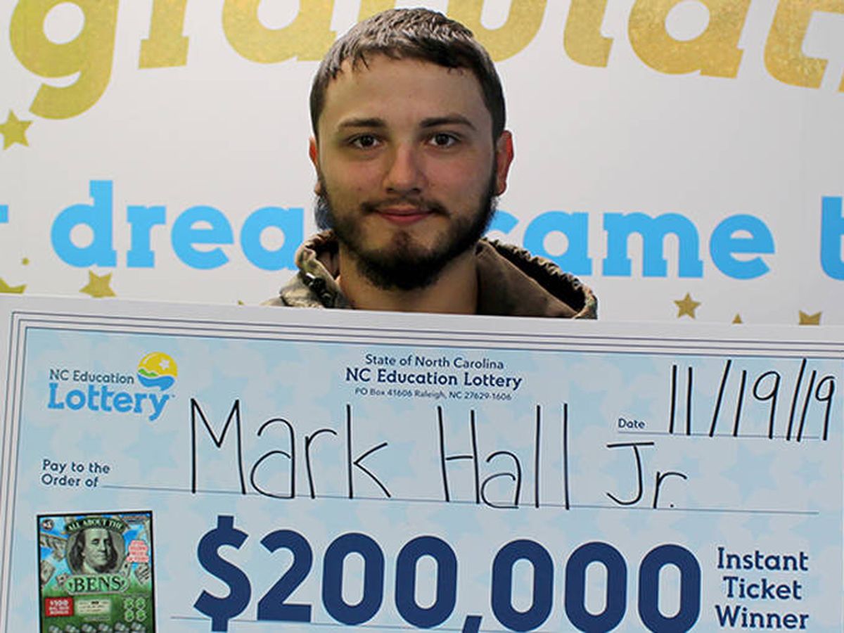 Foto: Mark Hall Jr. empleará los 200.000 dólares del premio en reformar su casa dañada por los huracanes (Foto: North Carolina Education Lottery)