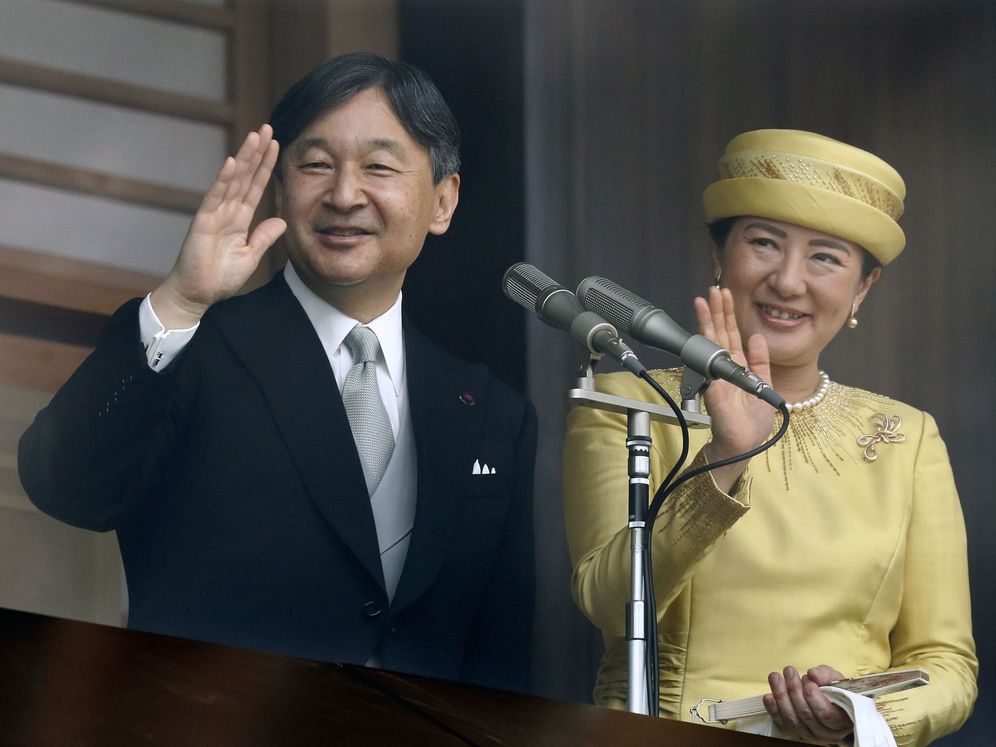 Foto: El emperador Naruhito y la emperatriz Masako, saludando al pueblo japonés