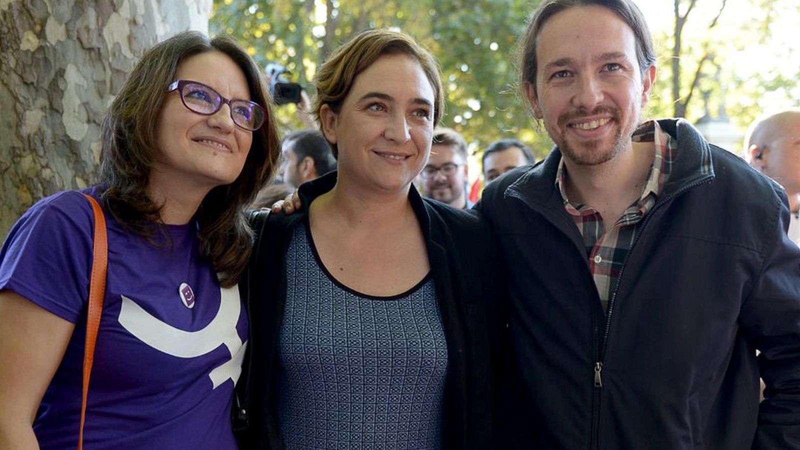 Foto: Pablo Iglesias, junto a la alcaldesa de Barcelona, Ada Colau, y la vicepresidenta del Consell Valenciano, Mónica Oltra, durante la marcha del 7N. (EFE)