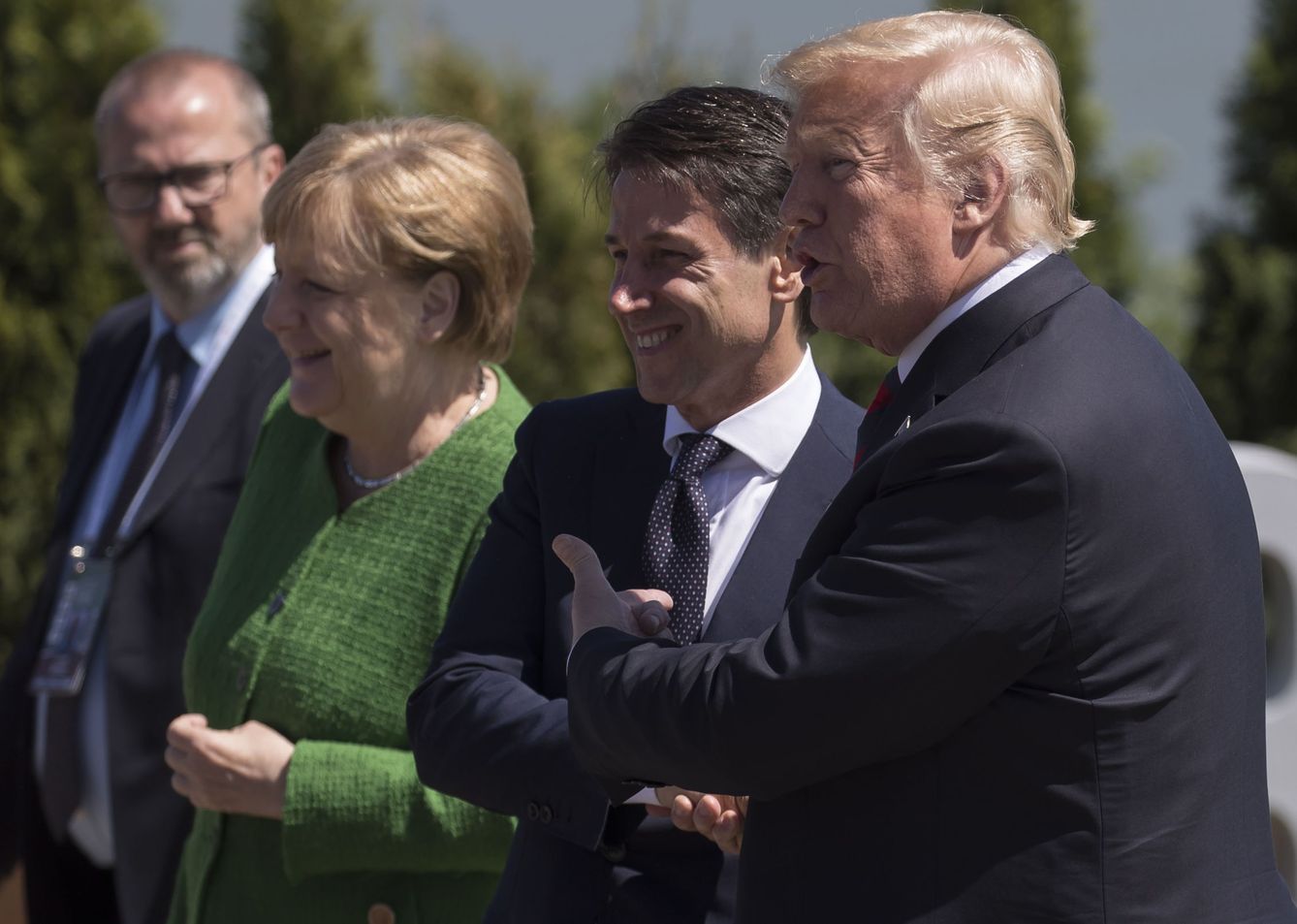 Conte, nuevo primer ministro italiano, saludando a Trump durante el G7, con Merkel a su derecha (EFE)