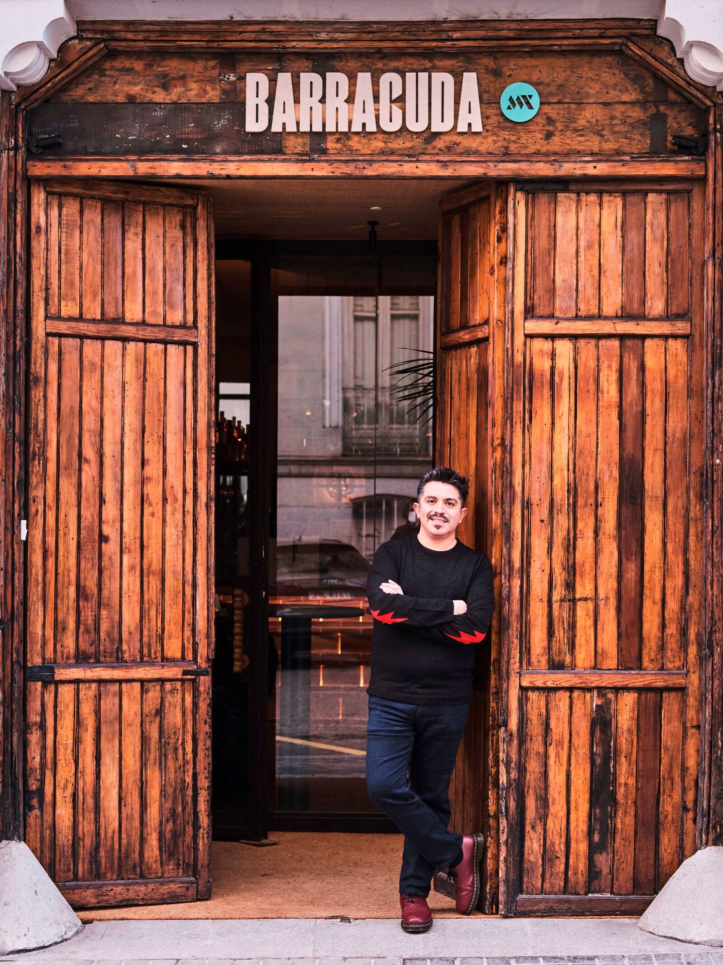 El cocinero Roberto Ruiz posa a las puertas de su restaurante Barracuda MX, en Madrid. (EFE/Barracuda MX/Diego Martínez)