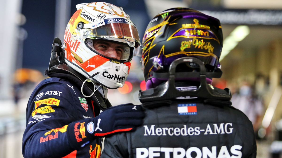 Max Verstappen tumba a Mercedes a pesar de tener una mano atascada en el volante