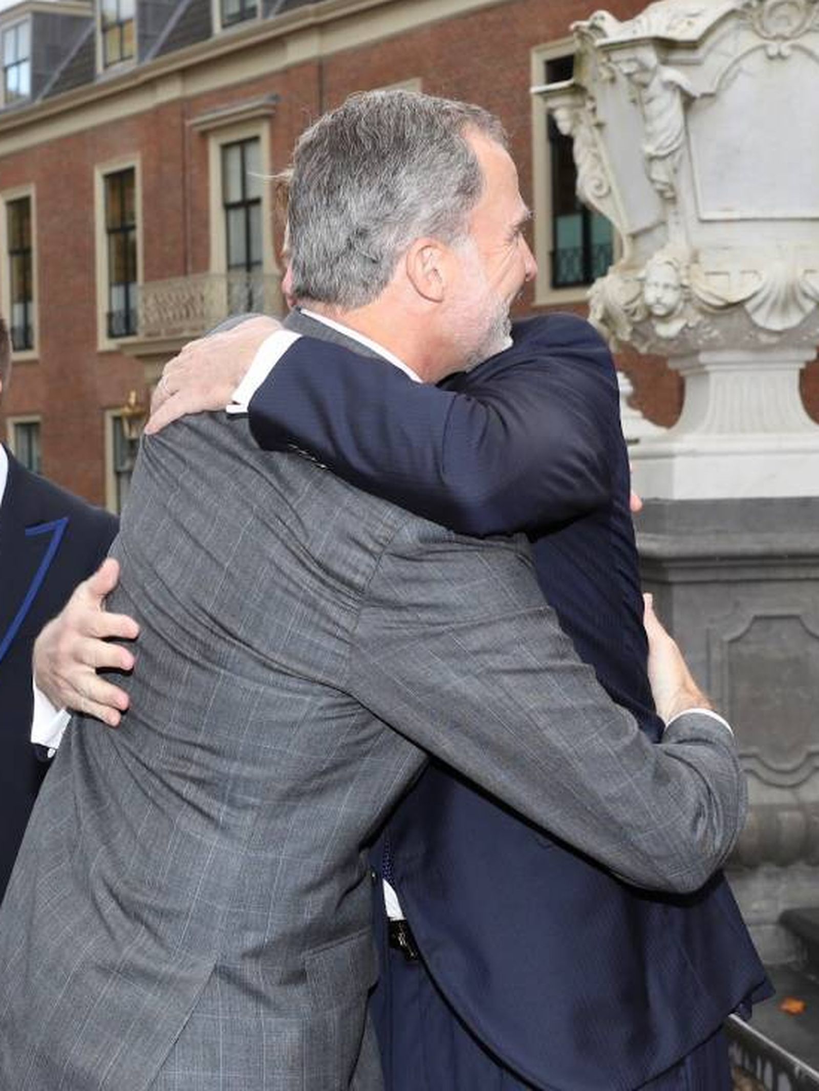 El abrazo del Guillermo y Felipe. (Casa Real)