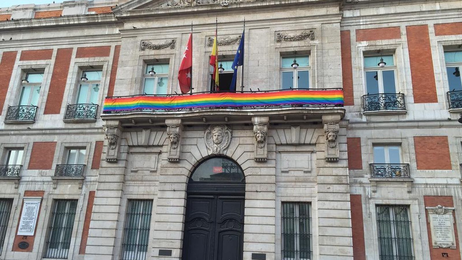 Foto: La bandera arcoíris en la Real Casa de Correos. (Foto: @ccifuentes)