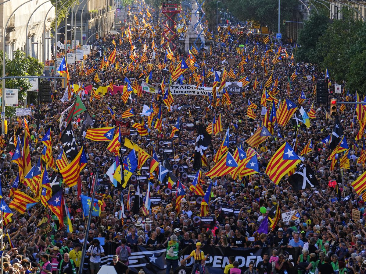 Foto: Manifestación independentista de la Asamblea Nacional Catalana (ANC) con motivo de la Diada del 11 de septiembre, este domingo en Barcelona. (EFE/Alejandro García)