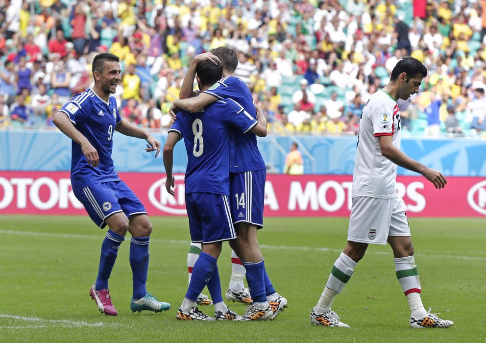 Foto: Los jugadores de Bosnia celebran uno de los goles ante Irán (AP).