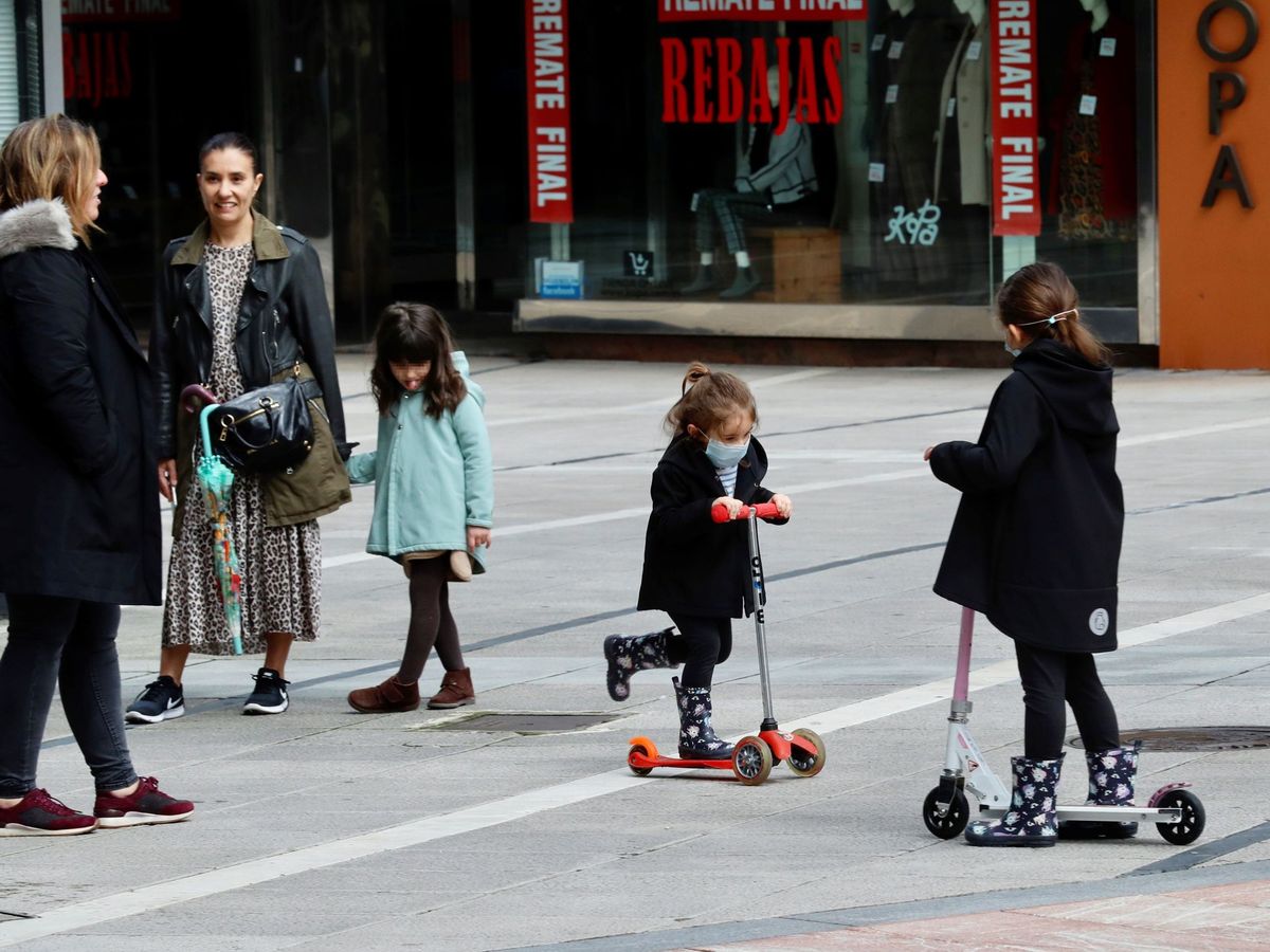 Foto: Dos madres pasean con sus hijas en Oviedo, este 27 de abril. (EFE)