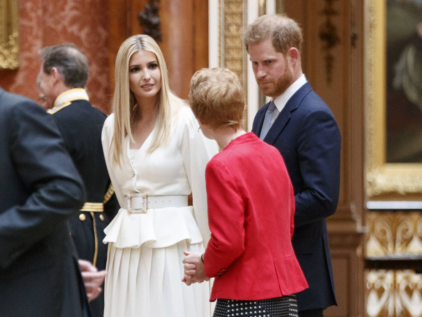 El príncipe Harry junto a Ivanka Trump en Buckingham. (Getty)