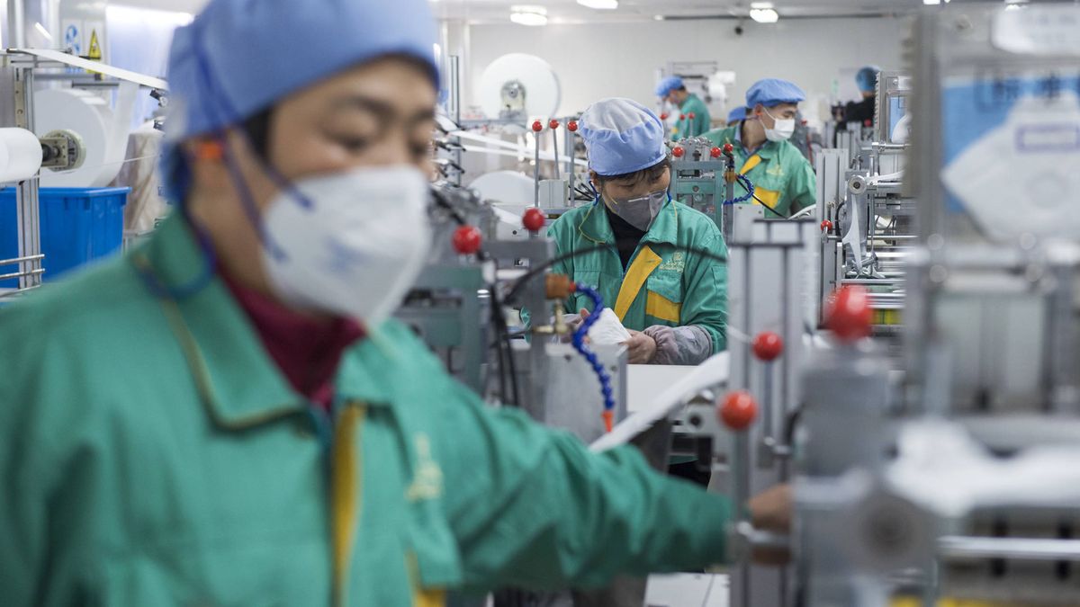 8.000 mascarillas por hora: dentro de las fábricas chinas que viven del coronavirus