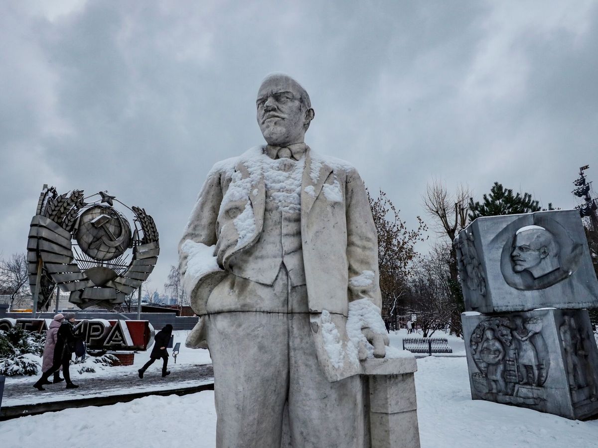 Foto: Monumentos soviéticos en un parque de Moscú. (EFE/Yuri Kochetov)