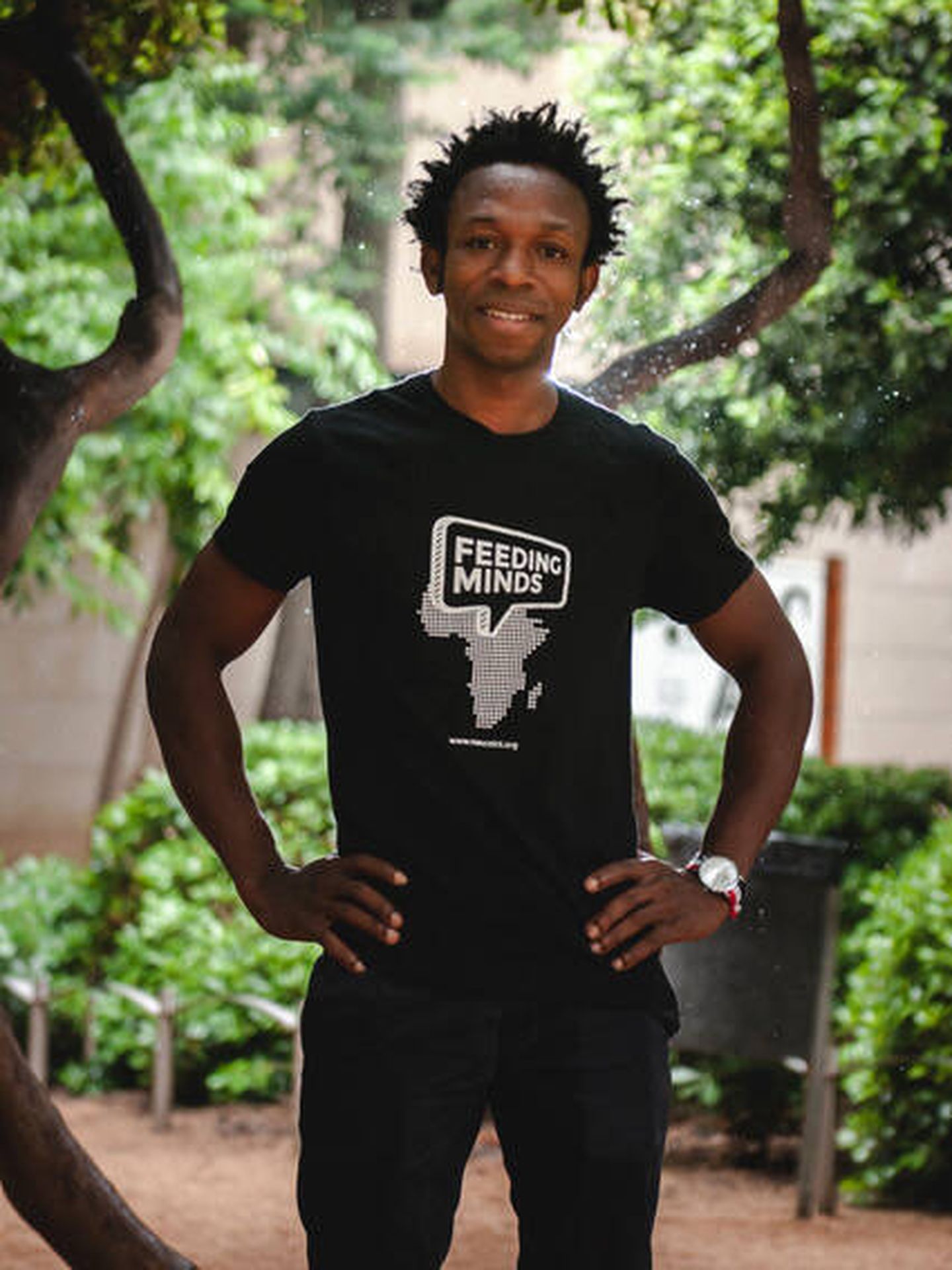 Ousman Umar, con una camiseta de su fundación. (Cortesía Nasco Feeding Minds)