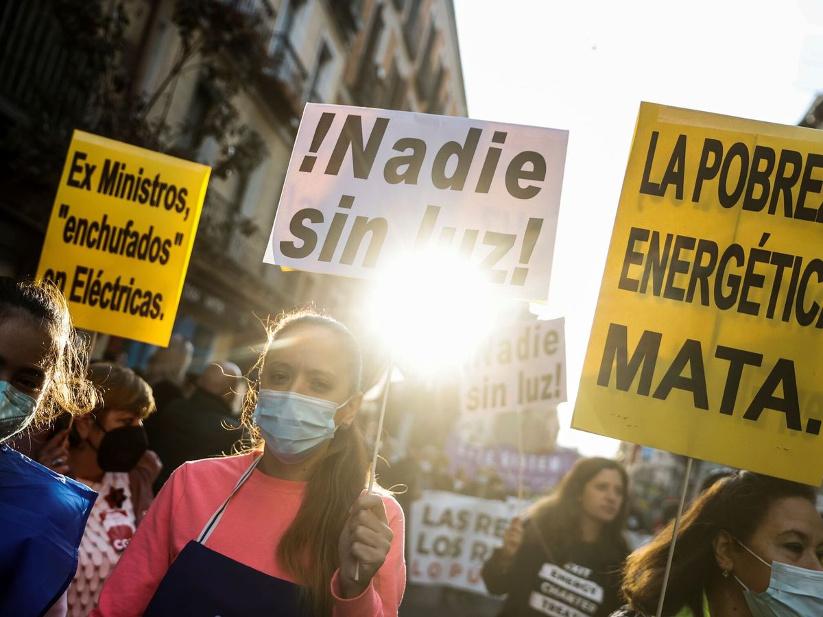 Foto: Colectivos sociales y ecologistas se manifiestan contra los precios de la luz y el gas (EFE/Naranjo)