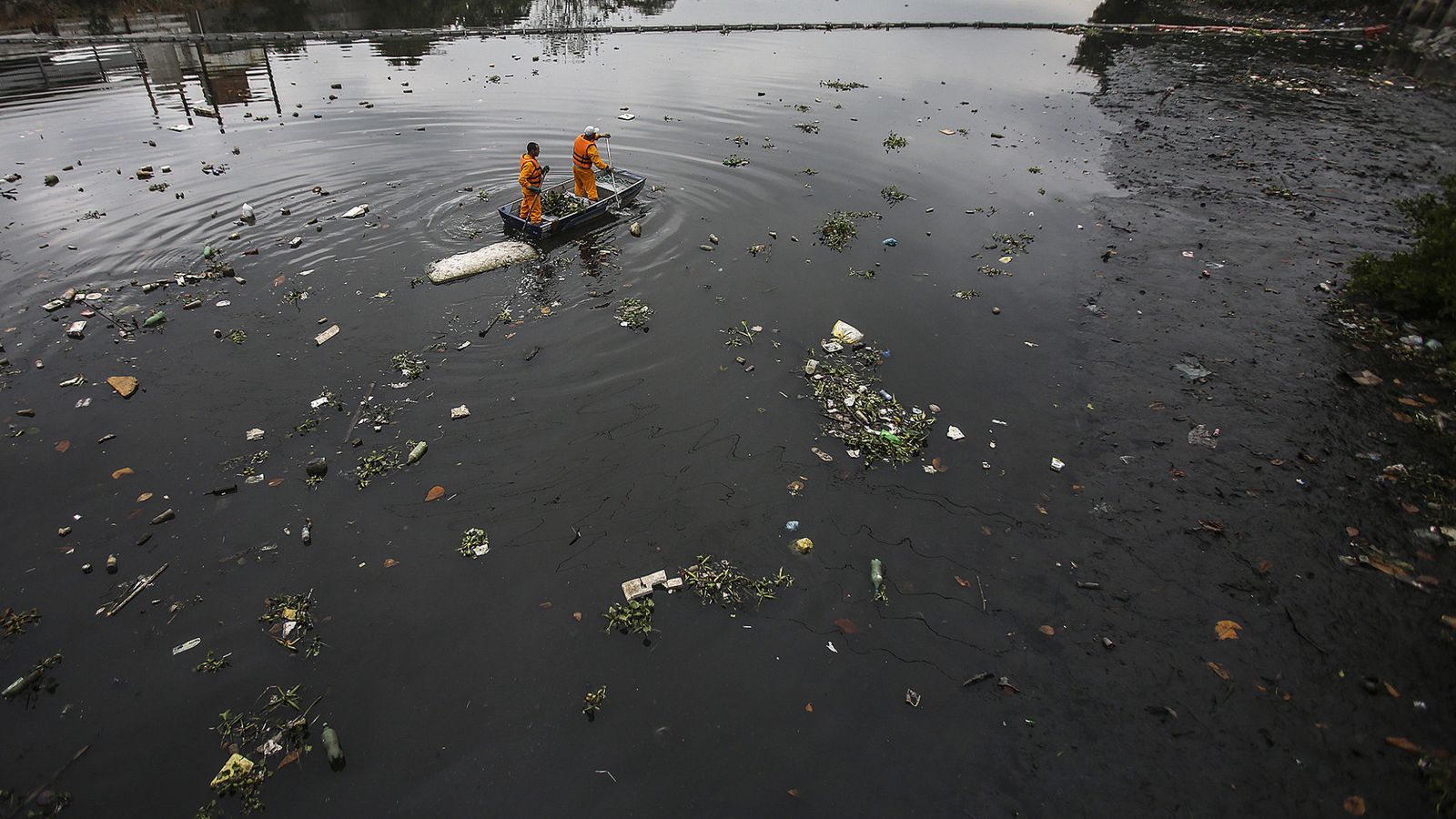 Foto: Imagen de labores de limpieza del río Meriti en Río de Janeiro (EFE)