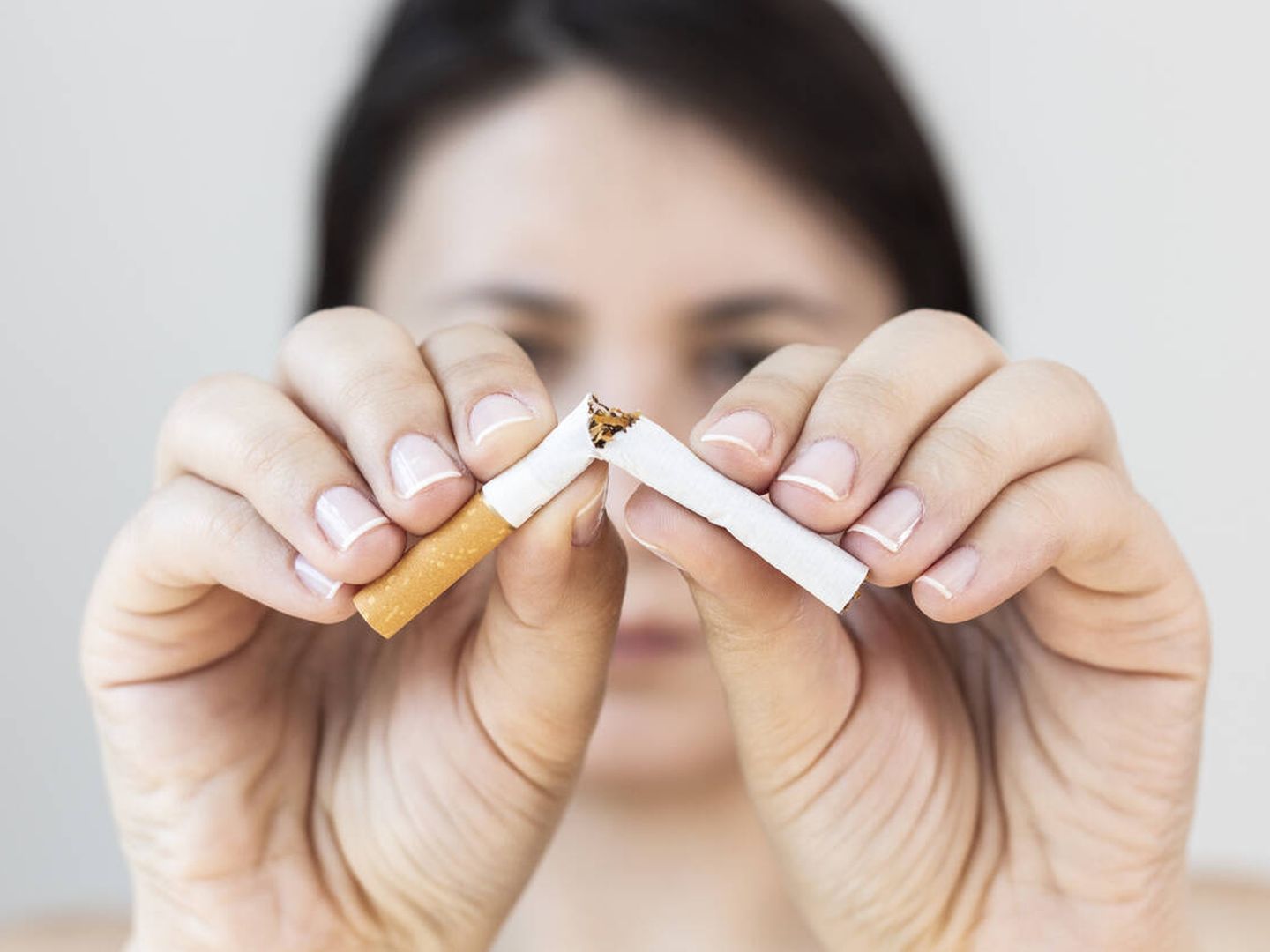 Los beneficios de abandonar el tabaco siempre son mayores que un aumento de peso. (iStock)