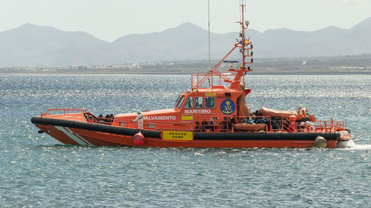 Un yate con 17 personas a bordo sale ardiendo cerca de Formentera