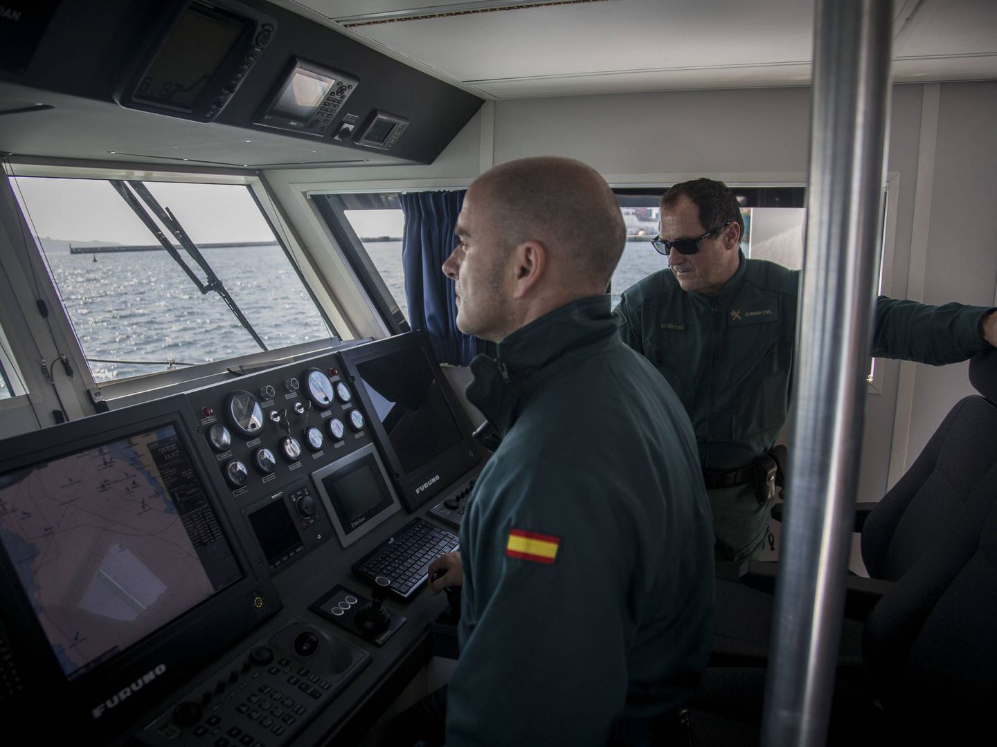 La cubierta de mando del barco del Servicio Marítimo de la Guardia Civil de Algeciras. (Fernando Ruso)