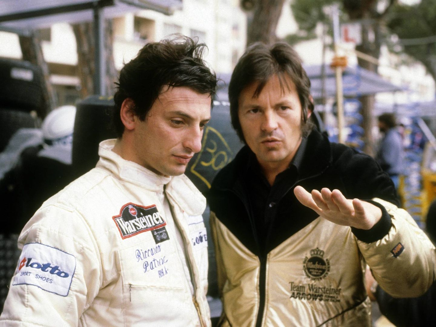 Riccardo Patrese (i) y Tony Southgate (d), ambos del equipo Arrows, dialogan antes del GP de Mónaco de 1980. (Imago)