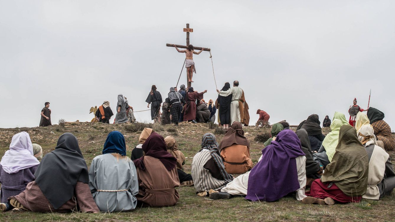 Foto: Actores interpretan la crucifixión de Jesús en Hiendelaencina, Guadalajara, en 2016. (Getty/David Ramos)