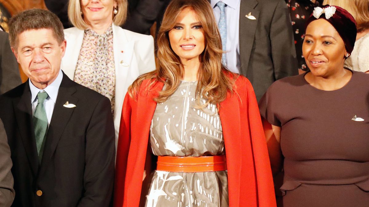 El poderoso mensaje de Melania Trump al usar su abrigo como una capa