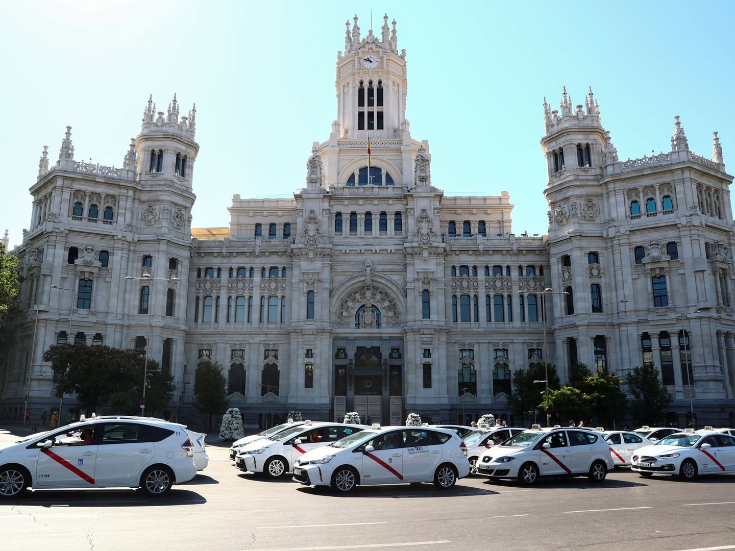 Taxistas frente al Ayuntamiento de Madrid. (REUTERS/Sergio Pérez)