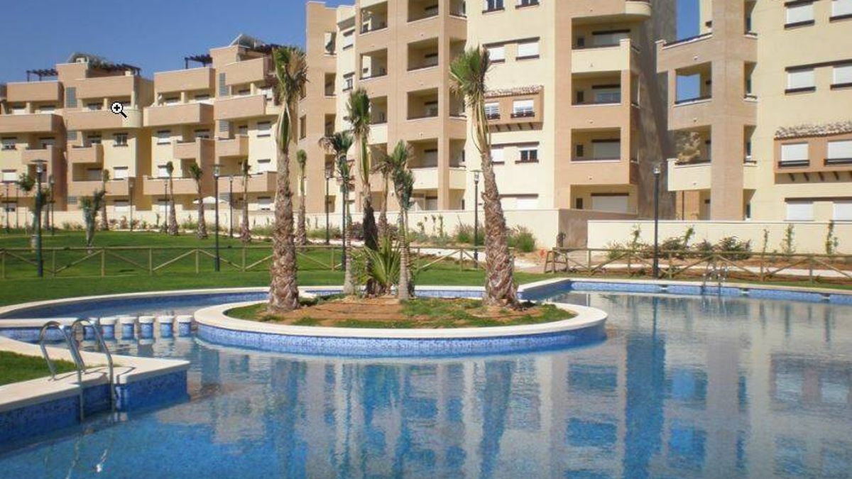 A subasta 43 pisos en un resort de Murcia de uno de los mayores morosos de Hacienda