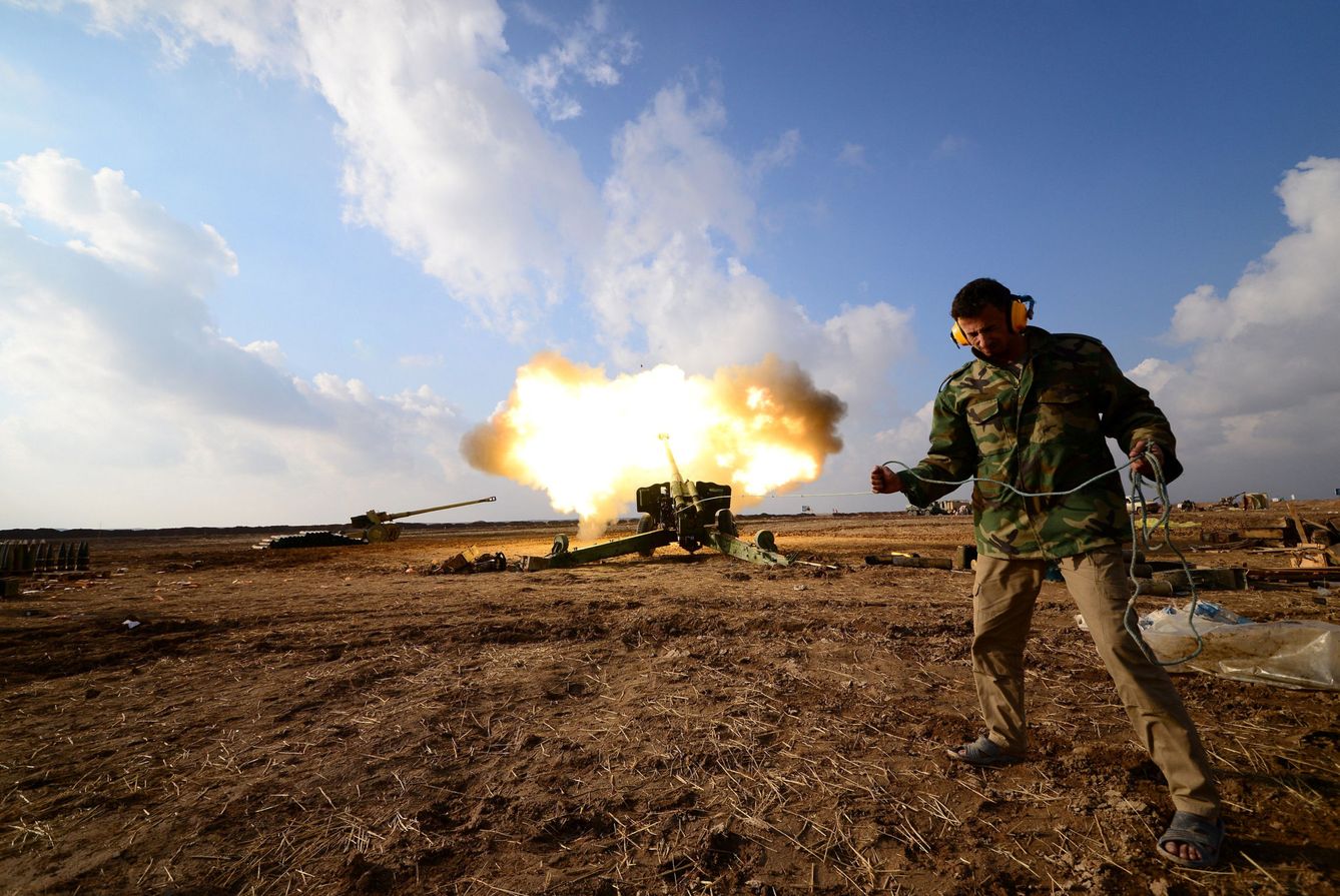Miembros de una milicia chií lanzan artillería contra posiciones del ISIS en Mosul, el 28 de diciembre de 2016 (Reuters)