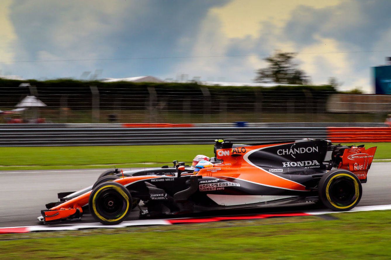 Fernando Alonso y Kevin Magnussen tuvieron una lucha singular en el GP de Malasia. (McLaren)