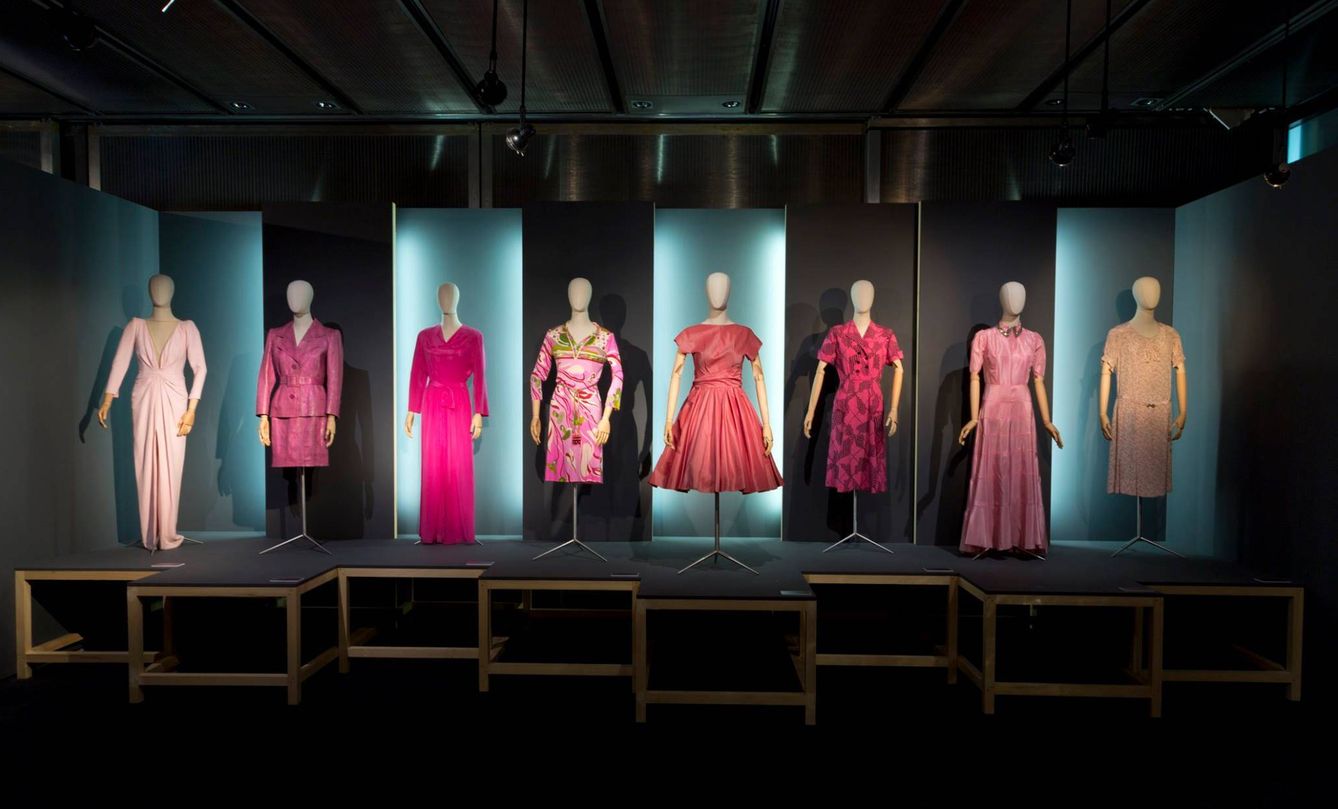 Algunas de las prendas de la exposición 'La vie en rose', del Museo del Traje. (Cortesía)