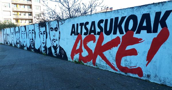 Foto: Mural a favor de los condenados por la agresión a dos guardias civiles en Alsasua en Llodio, municipio en el que se estrenó Abascal en la política. (J.M.A.)