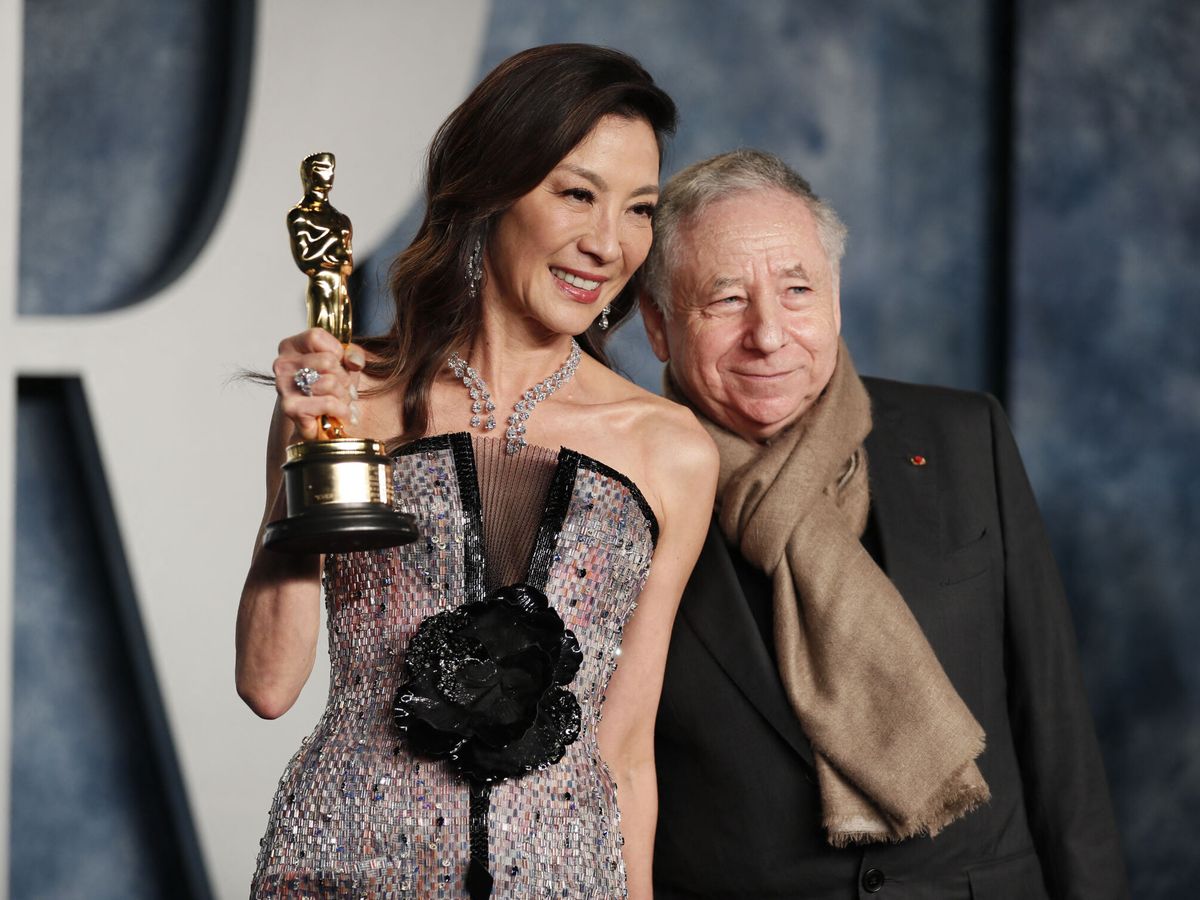 Foto: Michelle Yeoh y Jean Todt, en los Oscar 2023. (Reuters/Danny Moloshok)