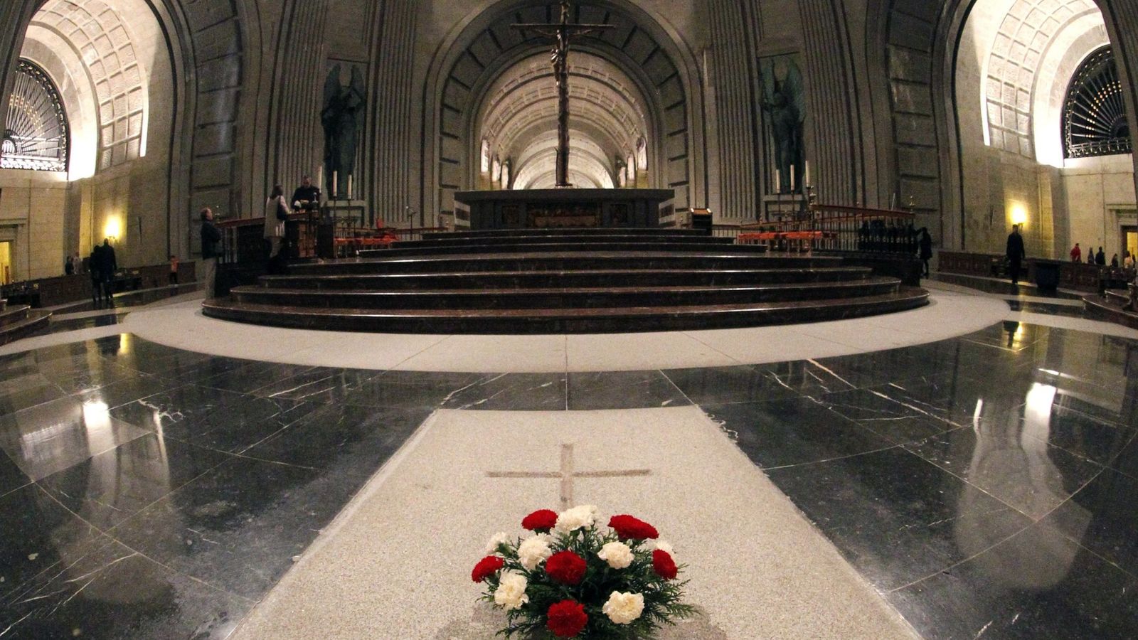 Foto: El interior de la basílica del Valle de los Caídos donde está enterrado el dictador Francisco Franco. (EFE)