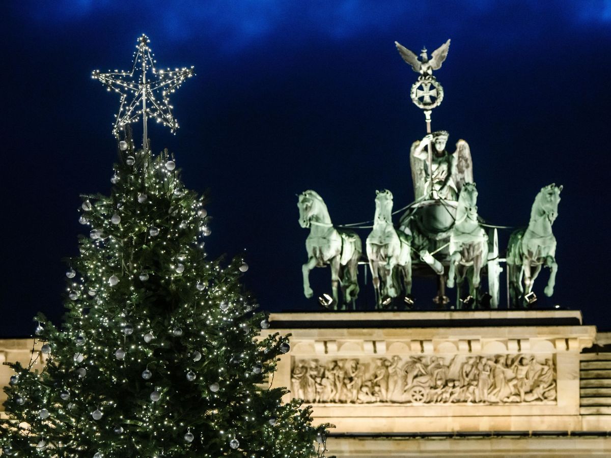 Foto: Vista del árbol de Navidad frente a la Puerta de Brandeburgo. (EFE)