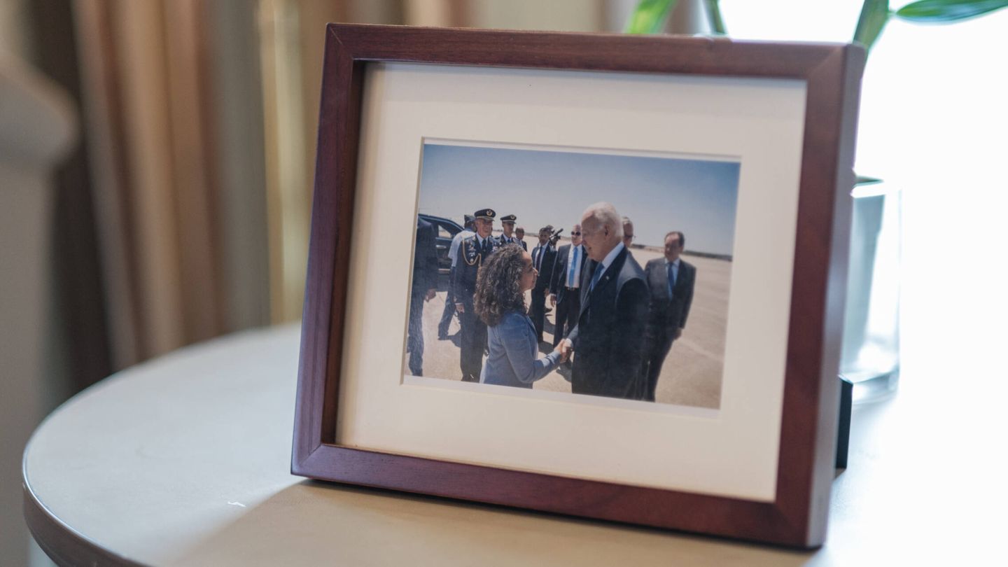 Joe Biden y Julissa Reynoso, en una fotografía. (S. B.)