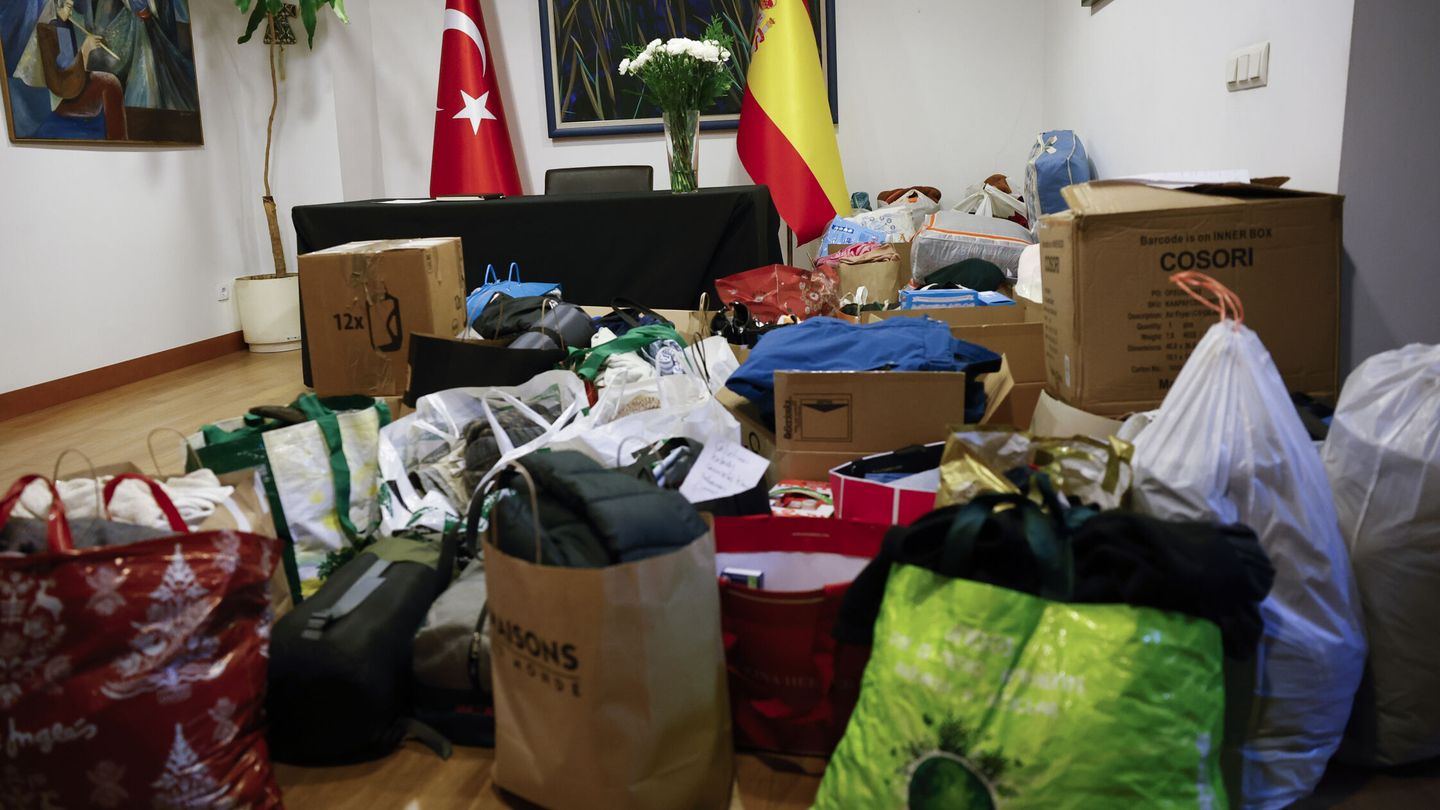 Recogida de ayuda humanitaria para los afectados por el terremoto en Turquía, este miércoles en la Embajada de Turquía. (EFE/Chema Moya)