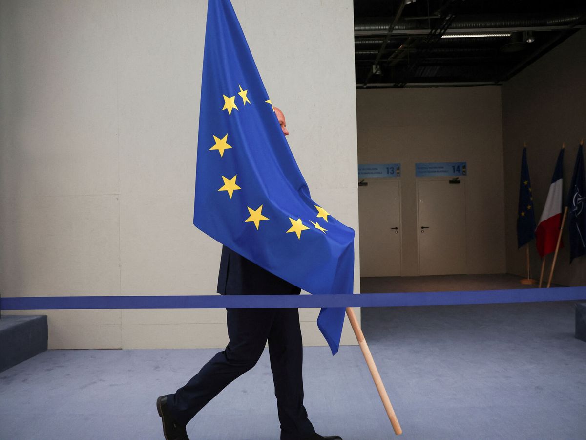 Foto: Una bandera de la UE durante la cumbre de la OTAN en Vilna. (Reuters)