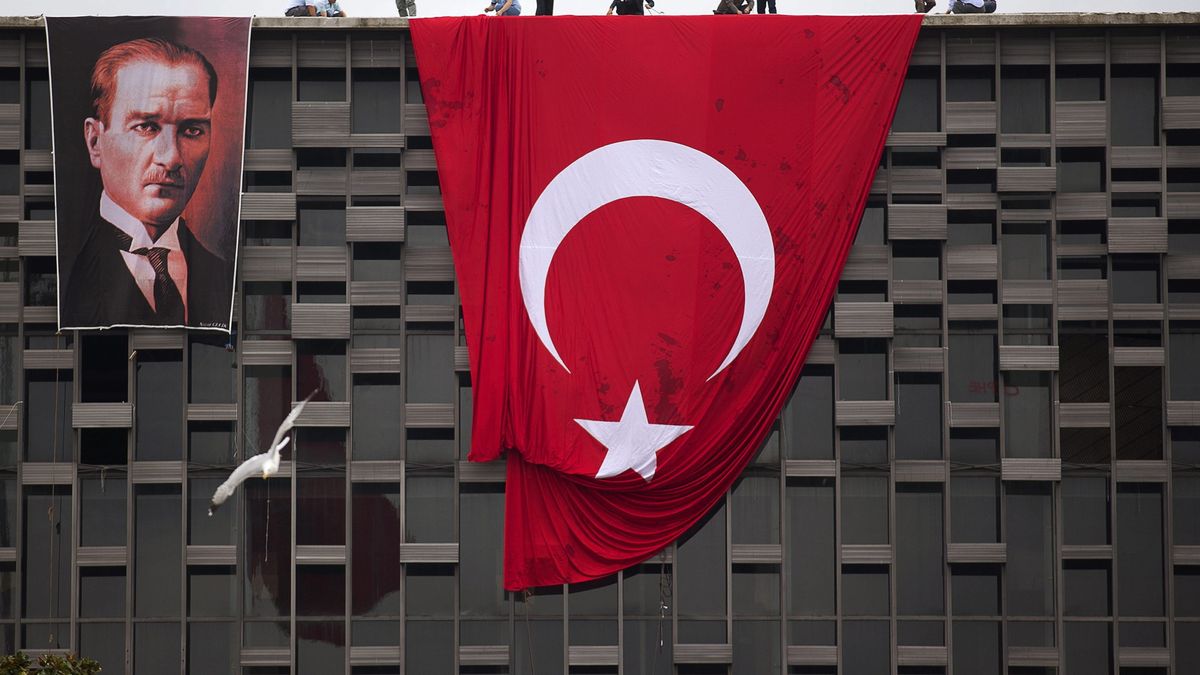 El banco central turco frena en seco la caída de la lira al convocar una reunión de urgencia