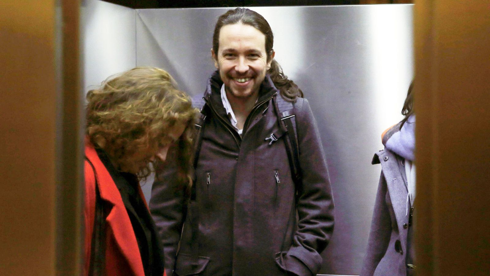 Foto: El secretario general de Podemos, Pablo Iglesias, en el ascensor del Congreso esta mañana. (EFE)