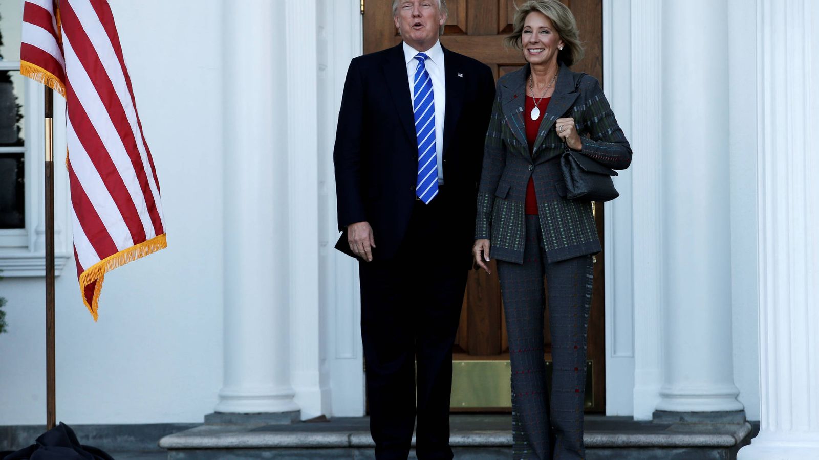 Foto: Donald Trump junto a Betsy DeVos tras una reunión en el Trump National Golf Club, en Bedminster, Nueva Jersey (Reuters).