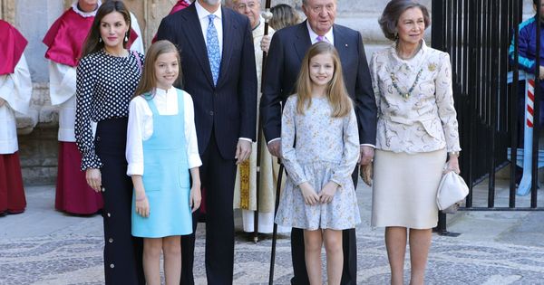 Foto: El Rey Felipe, la reina Letizia, don Juan Carlos y doña Sofía, junto a la infanta Sofía y la Princesa Leonor. (EFE)